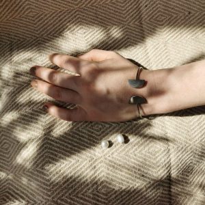 Sæt: Bracelet with 4 end pieces (Freshwater pearl & Geometry - silver colour)