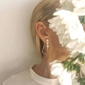 Sæt: Pearl Stud + Outline Triangle (Polished) + Triple Pearl Lock (Silver coloured lock)